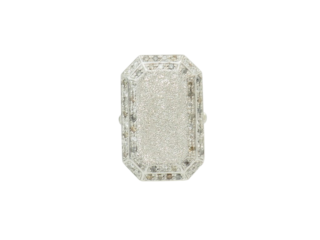 Bague L'Aurore Carolina Bucci en or blanc 18k avec plateau rectangulaire pavé de diamants blancs, gris et cognac