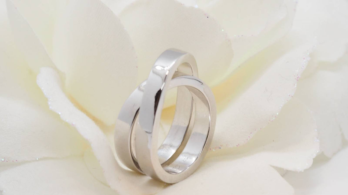 Bague L'Aurore Cartier Nouvelle Vague en or blanc 18 carats au design sculptural d'anneaux entrelacés