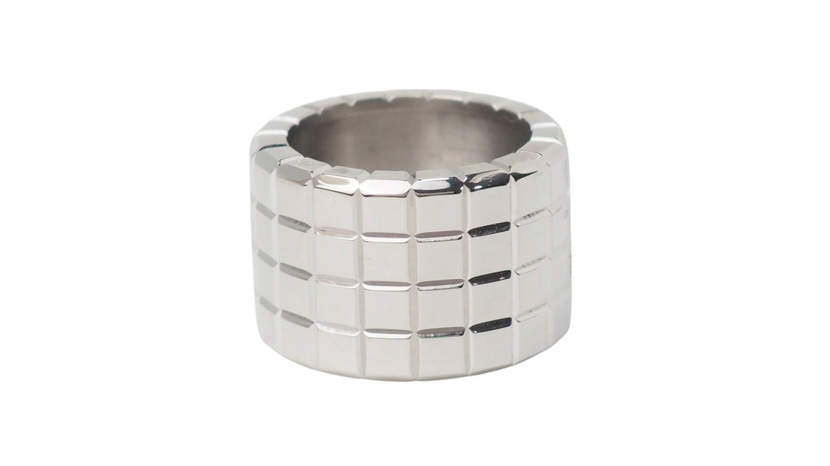 Bague large L'Aurore Chopard Ice Cube en or blanc 18 carats avec motif géométrique facetté et finition polie