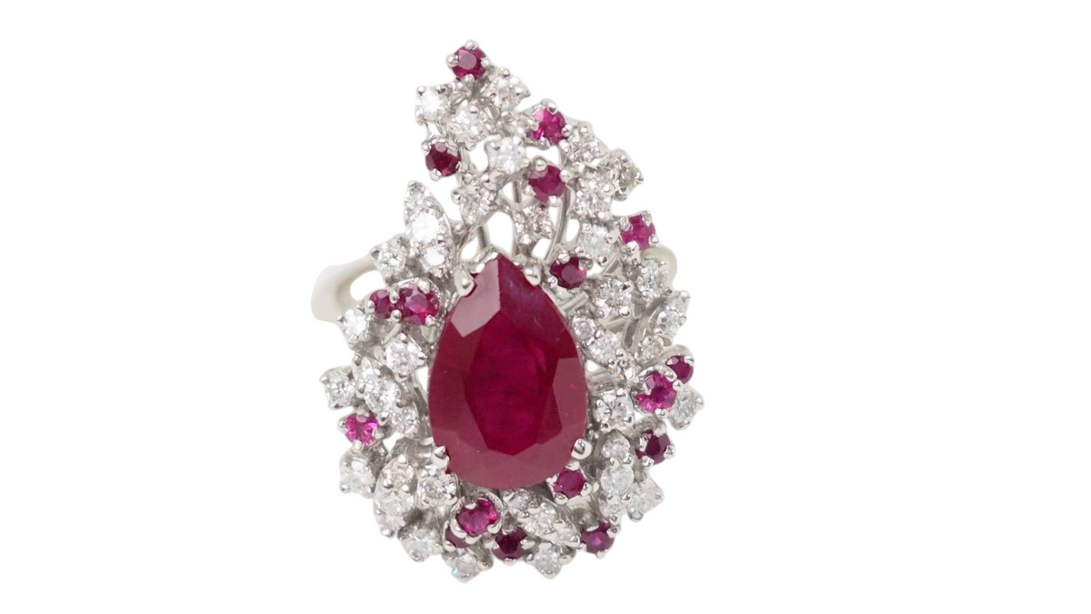 Bague cocktail vintage L'Aurore en or blanc avec rubis poire central, petits rubis et diamants taille brillant