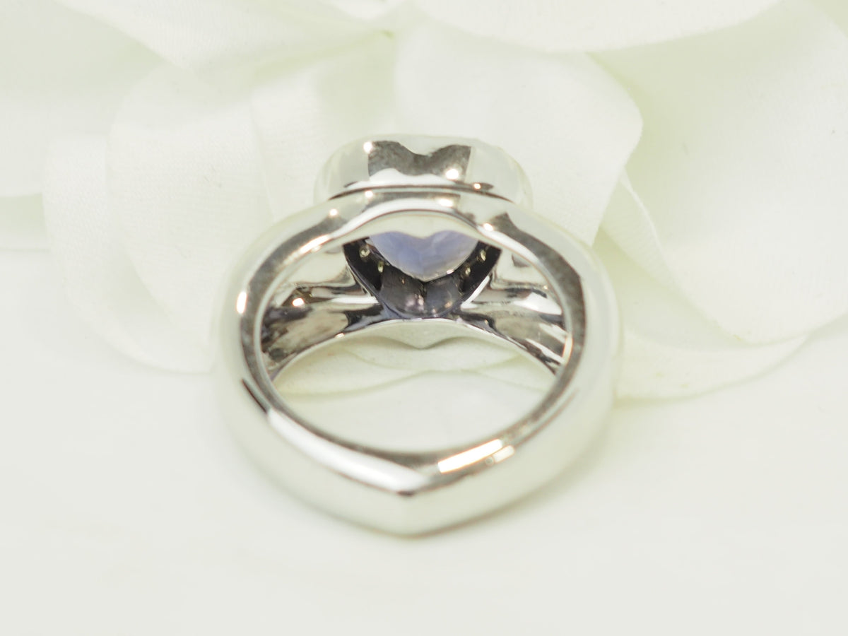 Bague coeur L'Aurore en or blanc 18 carats avec tanzanite et diamants, vue de profil sur fond blanc