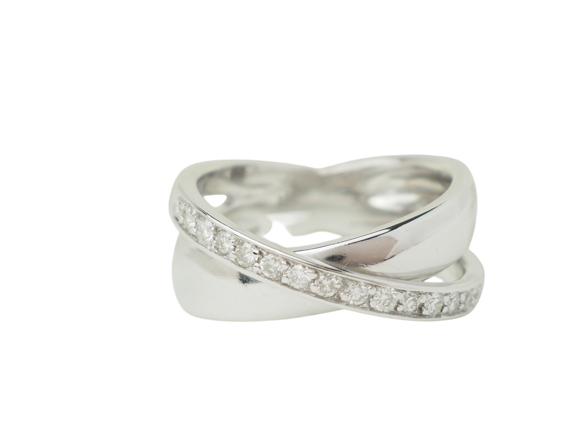 Bague croisée L'Aurore en or blanc 18 carats sertie de diamants étincelants sur un anneau entrelacé