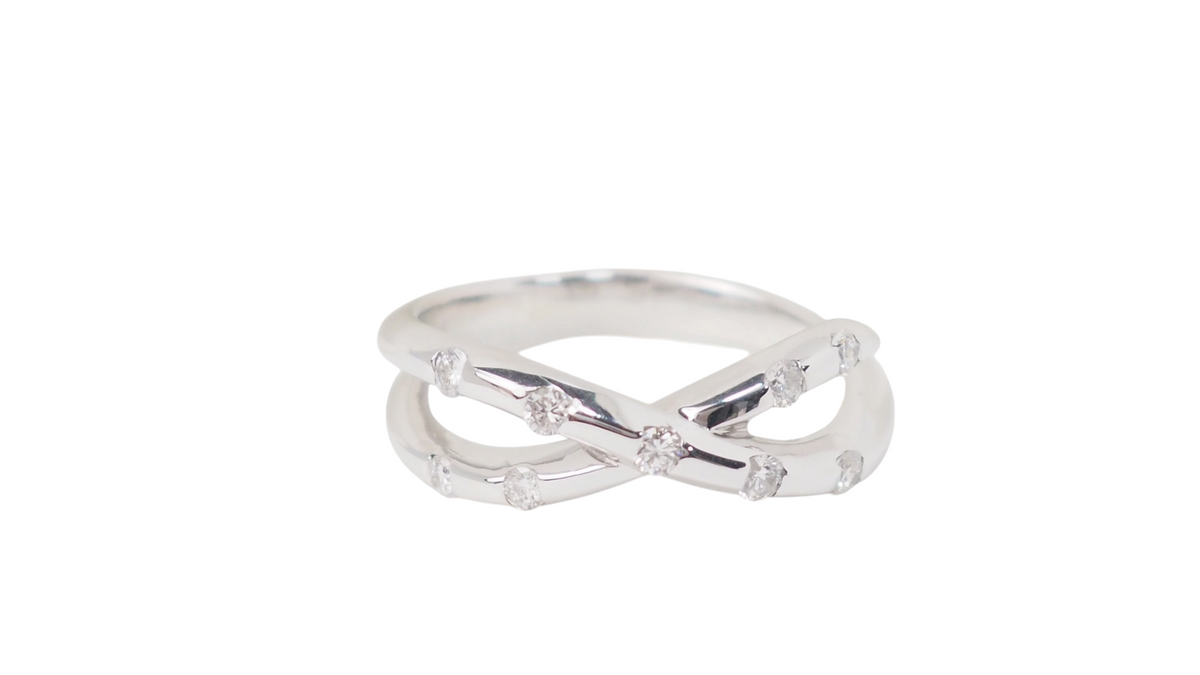 Bague croisée L'Aurore en or blanc 18kt sertie de diamants taille brillant au design entrelacé élégant