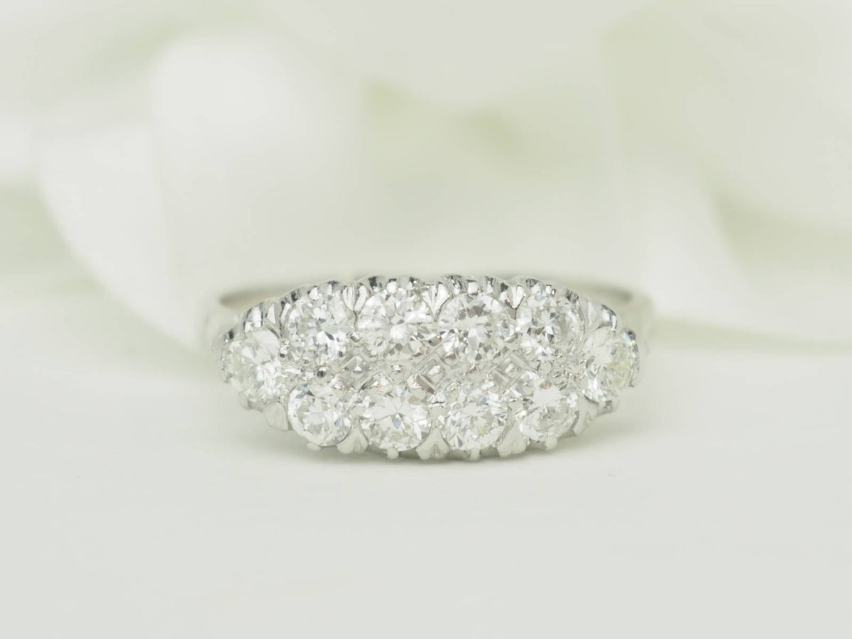 Demi-alliance vintage L'Aurore en or blanc 18 carats ornée de diamants totalisant 1 carat, style années 1950-1970.