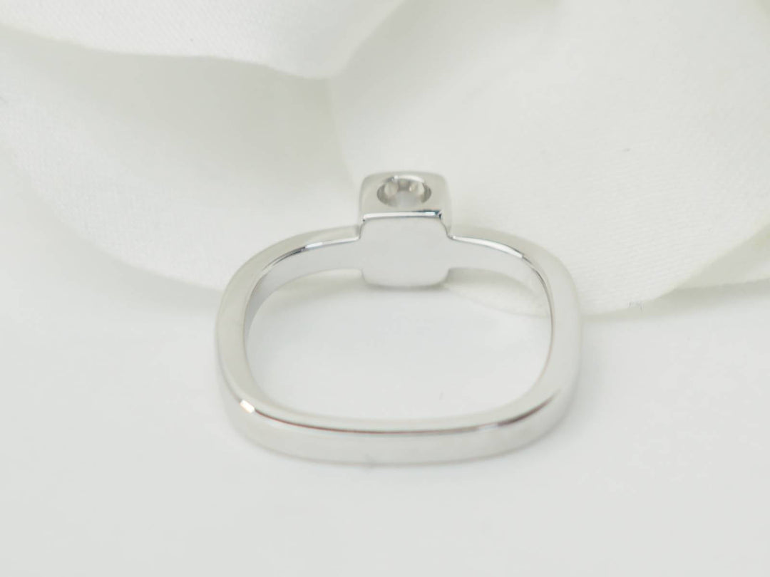 Bague Dinh Van modèle Cube en or blanc 18 carats avec diamant central, présentée par L&