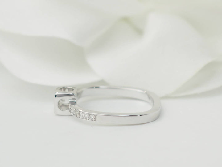 Bague Dinh Van Cube en or blanc 18 carats avec diamant central et pavage de diamants, vendue par L&