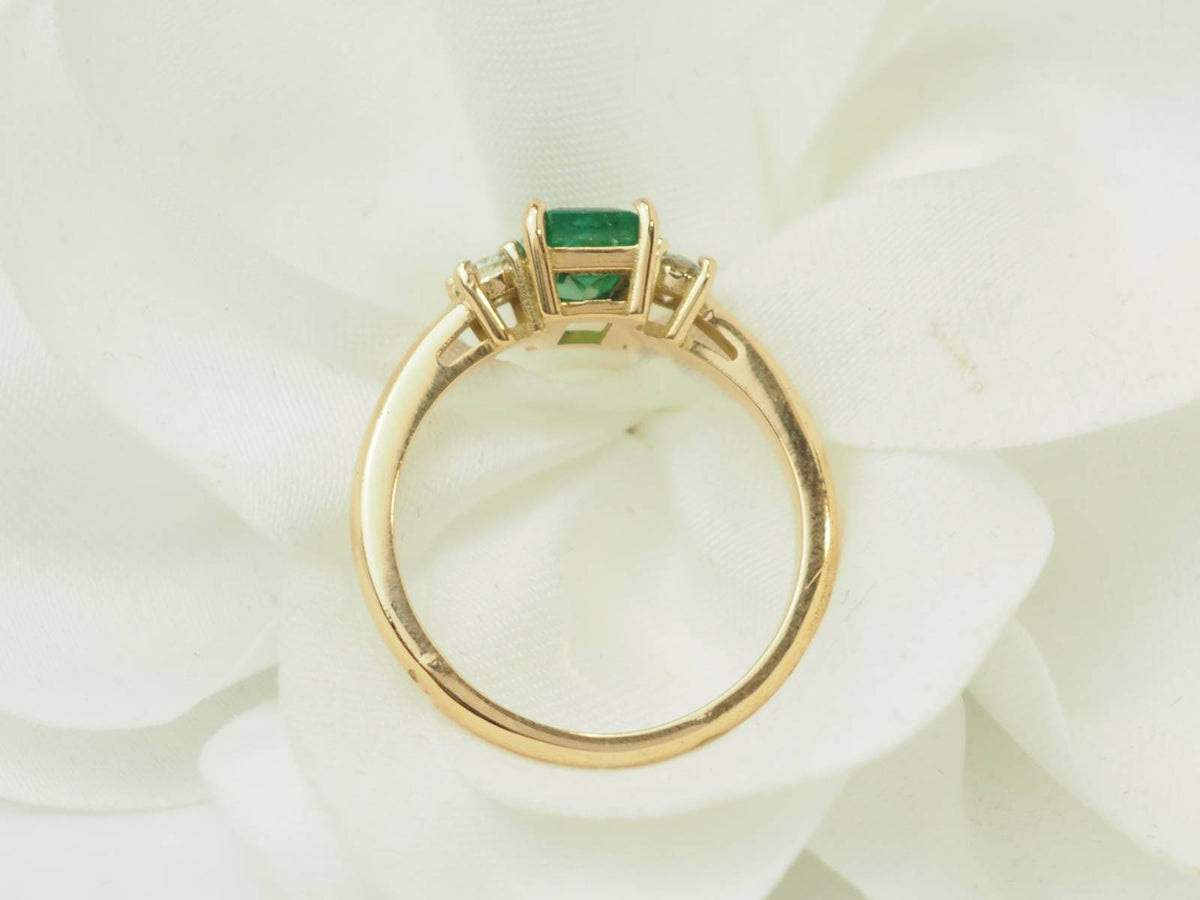 Bague L'Aurore en or jaune 18kt avec émeraude de Zambie 0,85ct et diamants taille brillant, vue de profil