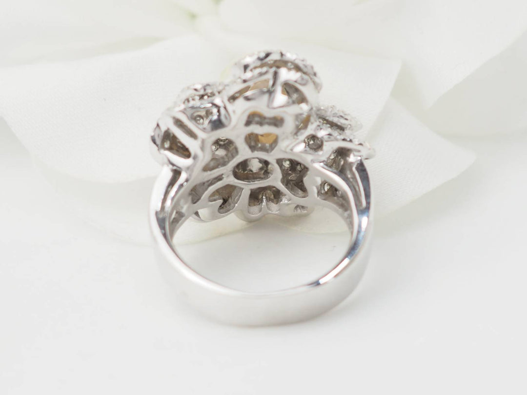 Vue arrière de la bague fleur vintage L&