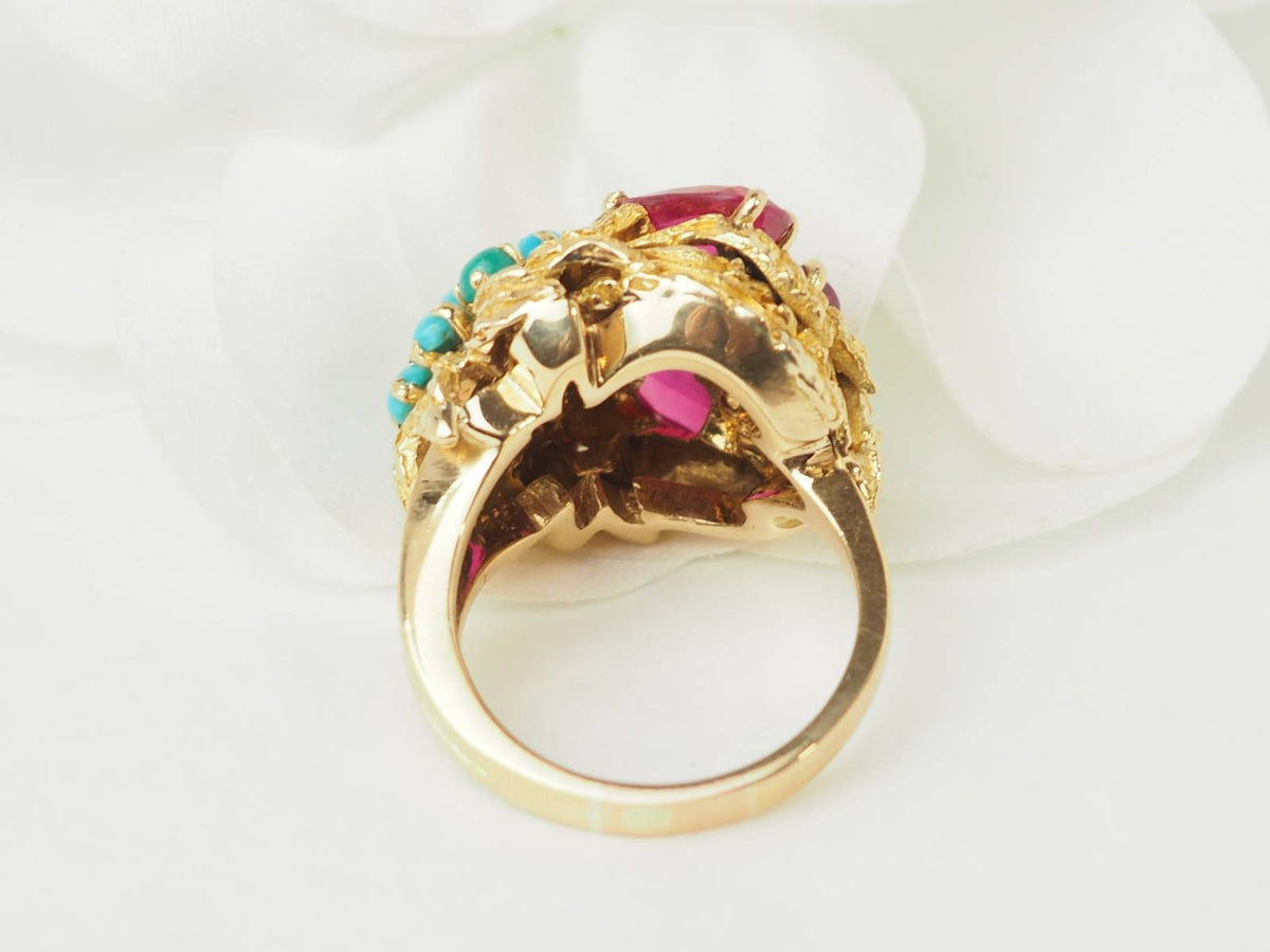 Bague fleur vintage L'Aurore en or jaune 18k ornée de rubis taille poire et de turquoises naturelles