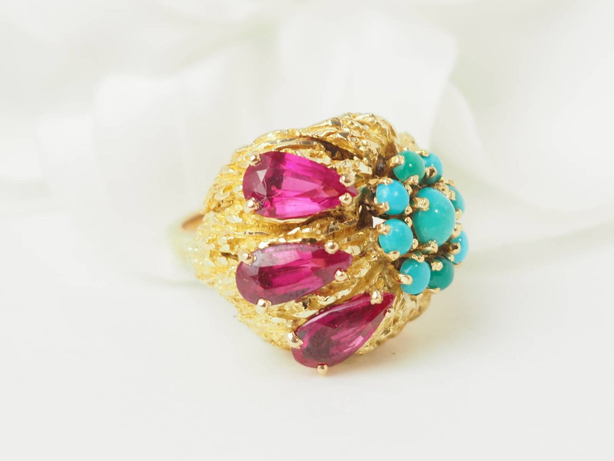 Bague fleur vintage L'Aurore en or jaune 18k ornée de rubis taille poire et de turquoises naturelles