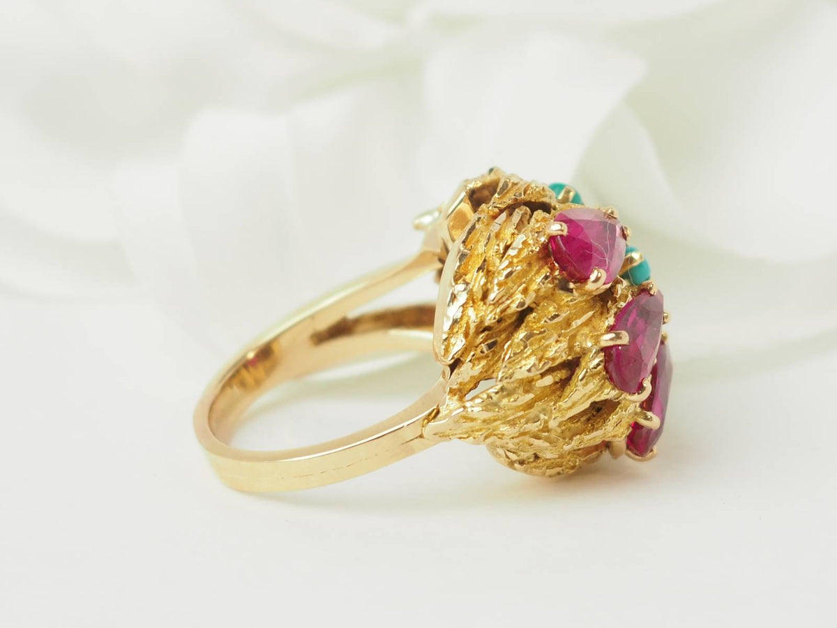 Bague fleur ancienne L'Aurore en or jaune 18k avec rubis taille poire et turquoises, style années 1960