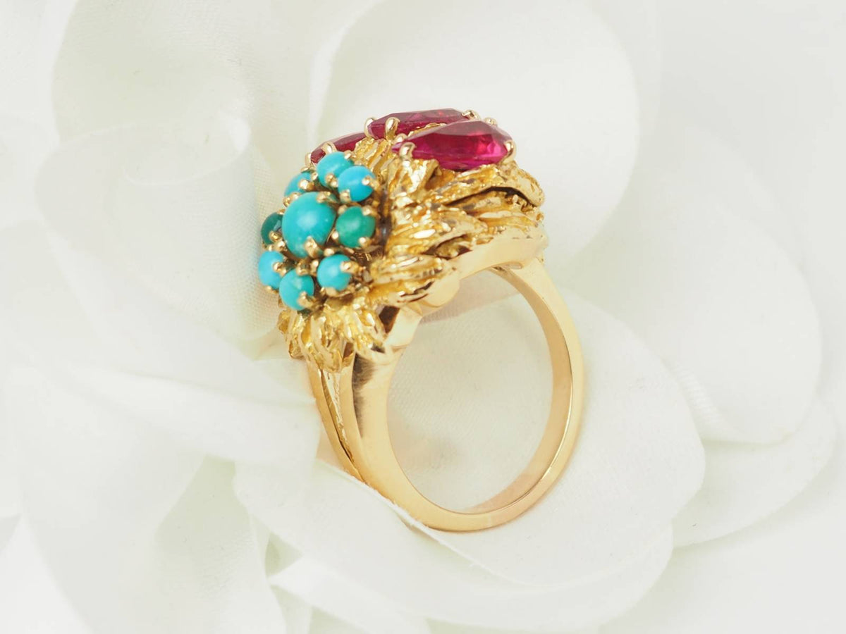 Bague fleur vintage L'Aurore en or jaune 18k ornée de turquoises naturelles et de rubis taille poire