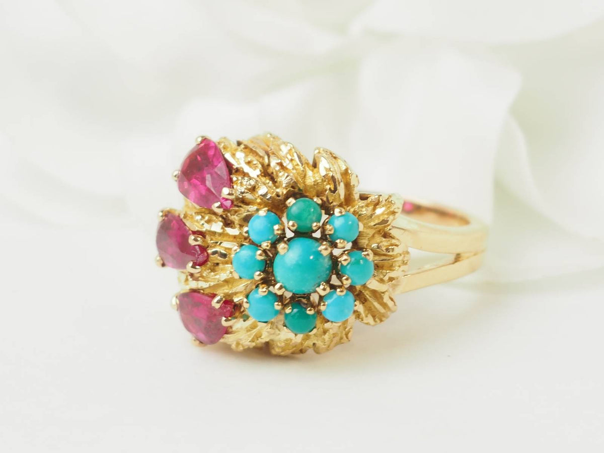 Bague fleur vintage L'Aurore en or jaune 18k ornée de turquoises naturelles et de rubis taille poire
