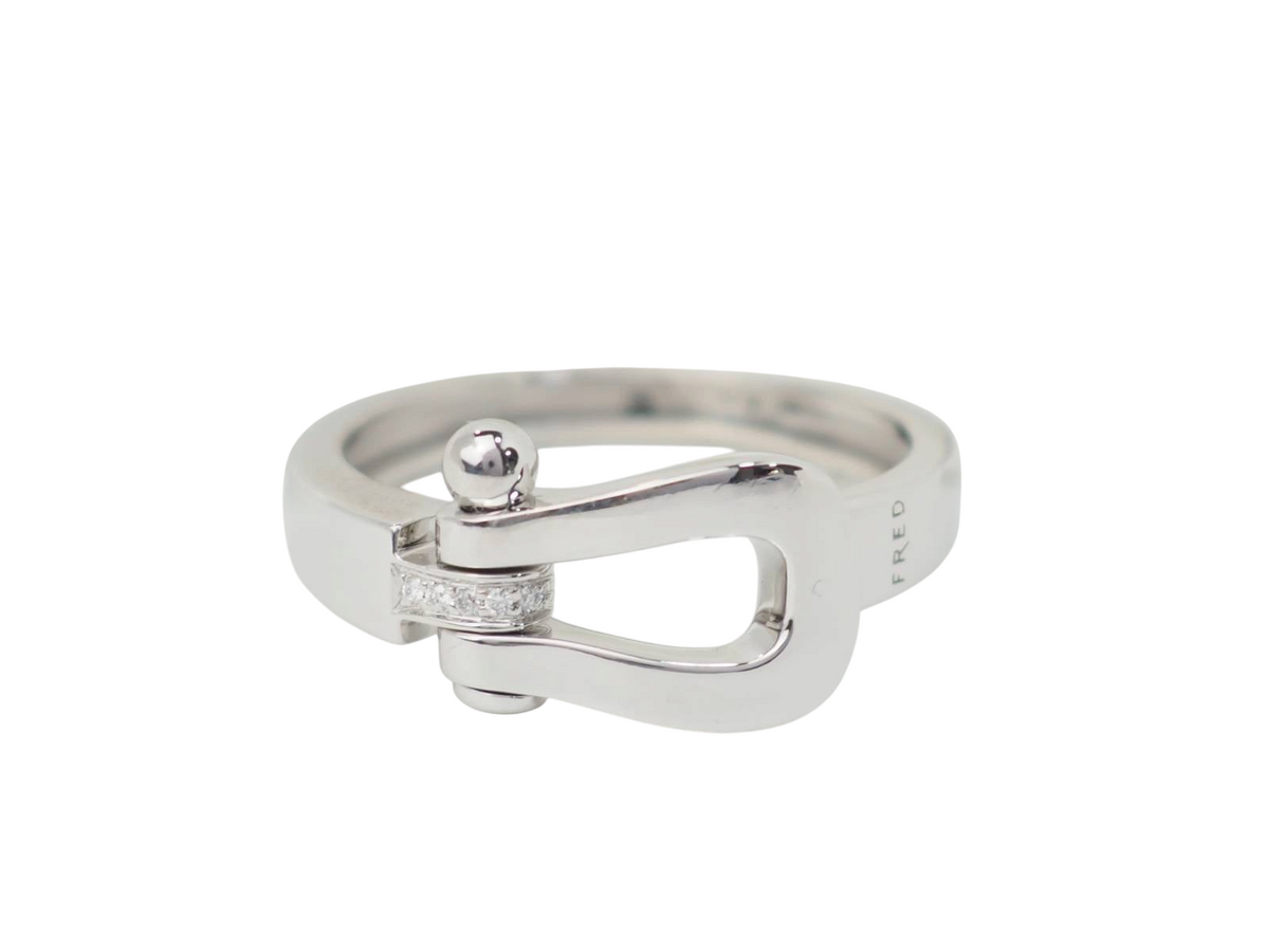 Bague L'Aurore Fred Force 10 en or blanc 18 carats sertie de 5 diamants, design iconique en forme de manille.