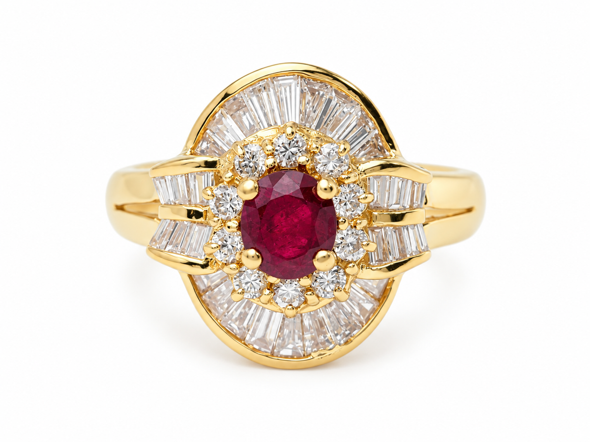 Bague jupe vintage L'Aurore en or jaune 18 carats avec rubis central, diamants taille brillant et taille baguette