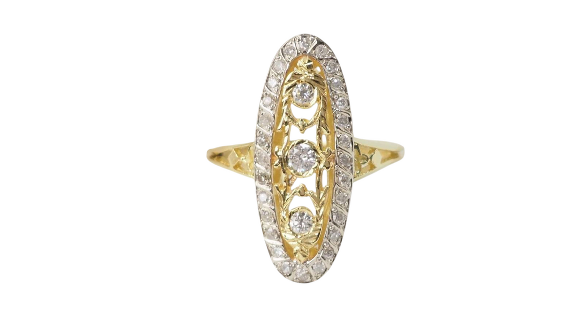 Bague marquise vintage L'Aurore en or bicolore 18k sertie de diamants étincelants sur structure ajourée