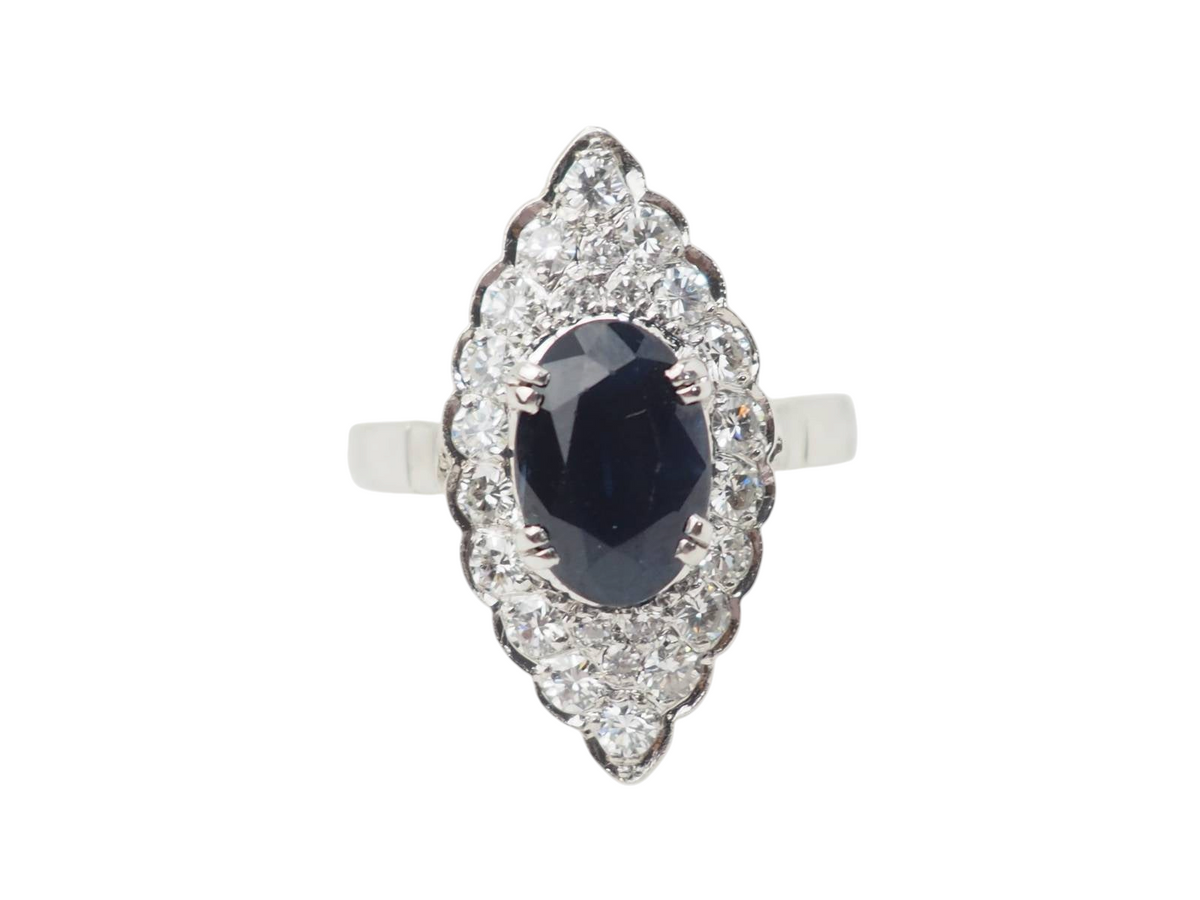 Bague marquise L'Aurore en or blanc avec saphir central ovale entouré de diamants étincelants