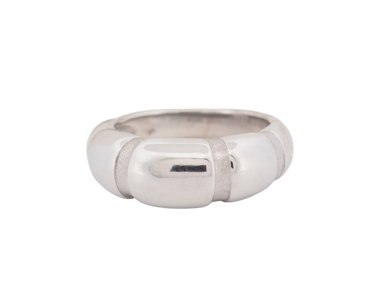 Bague Mauboussin Nadja en or blanc 18 carats avec finitions polies et sablées, proposée par L'Aurore.