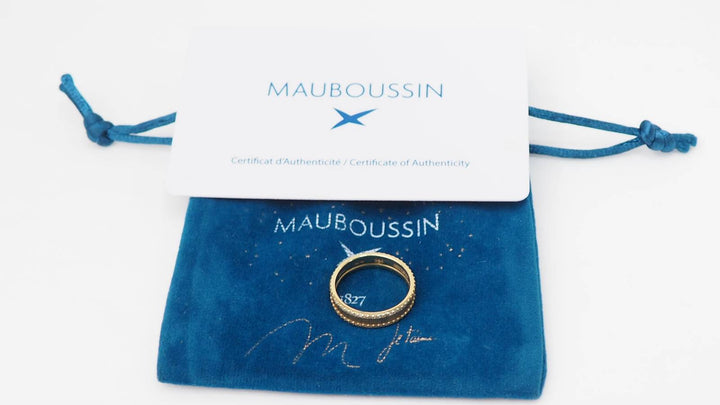 Bague Mauboussin La vie Parisienne en or jaune et diamants sur pochette bleue, vendue par L&