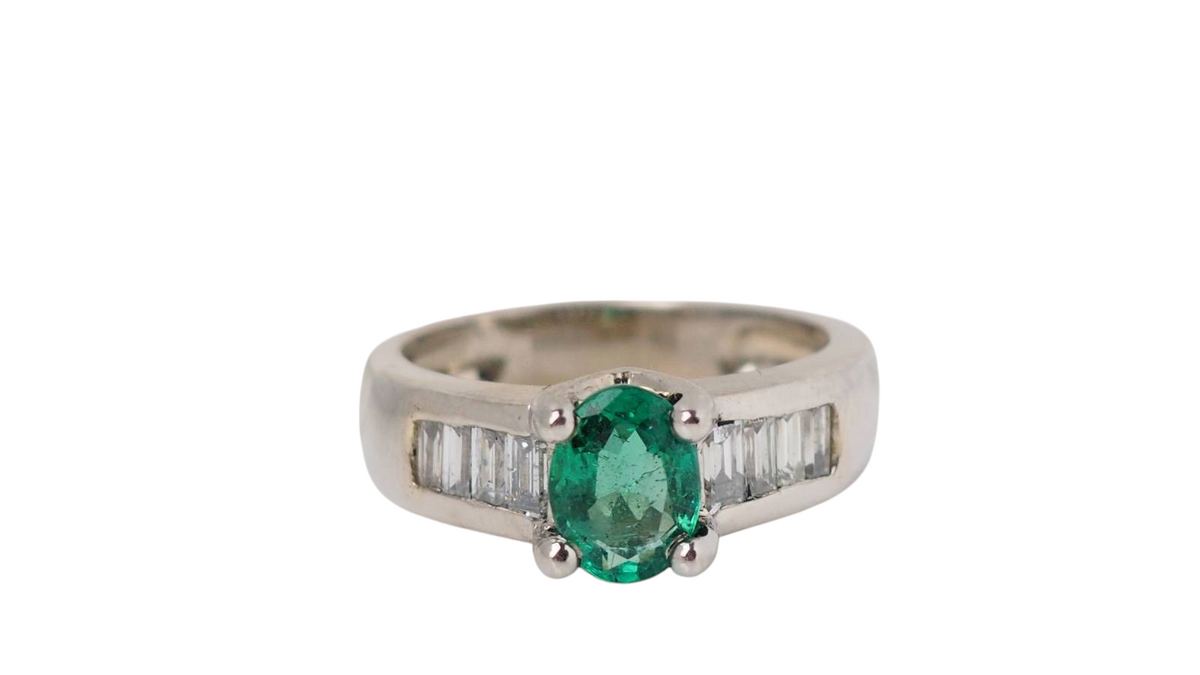 Bague L'Aurore en or blanc 18kt ornée d'une émeraude ovale centrale et de diamants taille baguette sur les côtés