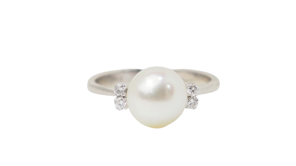 Bague L'Aurore en or blanc 18kt avec perle de culture centrale et deux diamants étincelants sur les côtés