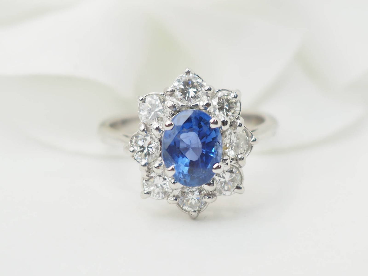 Bague entourage L'Aurore en or blanc 18kt avec saphir de Ceylan ovale et diamants taille brillant