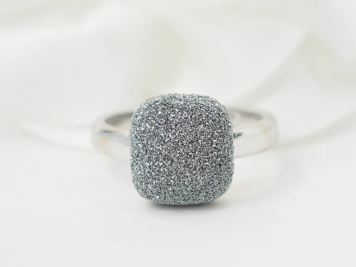 Bague L'Aurore en or blanc 18kt avec une finition satinée scintillante et un design carré arrondi