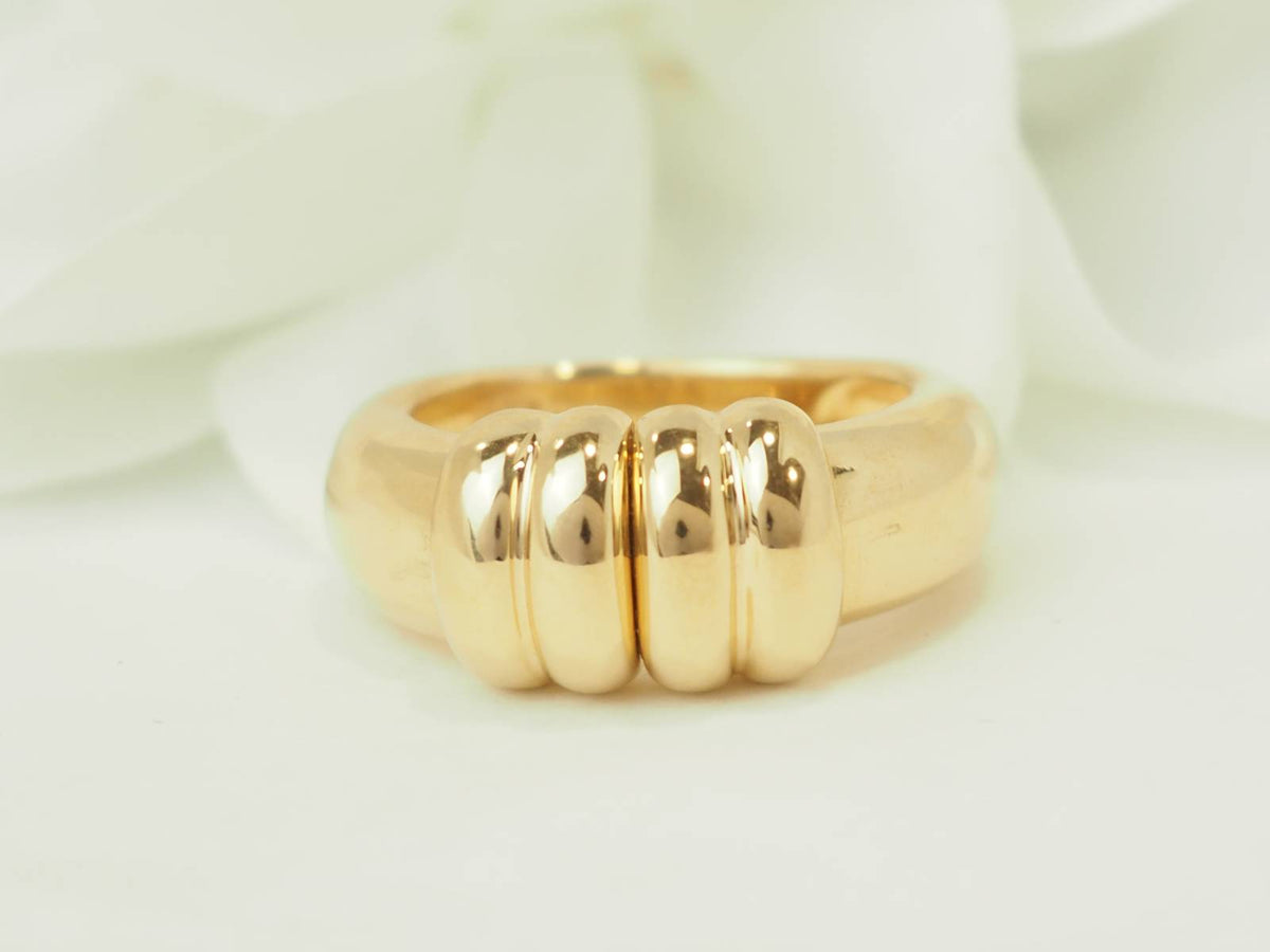 Bague L'Aurore vintage en or jaune 18 carats avec diamants et dessus coulissant sur fond blanc