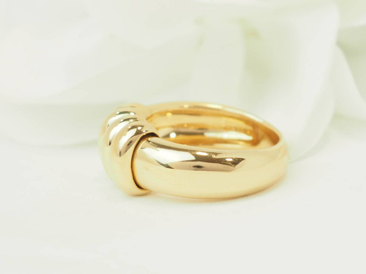 Bague L'Aurore vintage en or jaune 18 carats avec diamants et dessus coulissant sur fond blanc