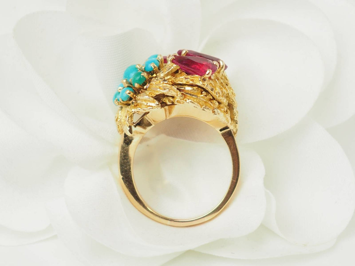 Bague fleur vintage L'Aurore en or jaune 18k ornée de turquoises naturelles et de rubis taille poire