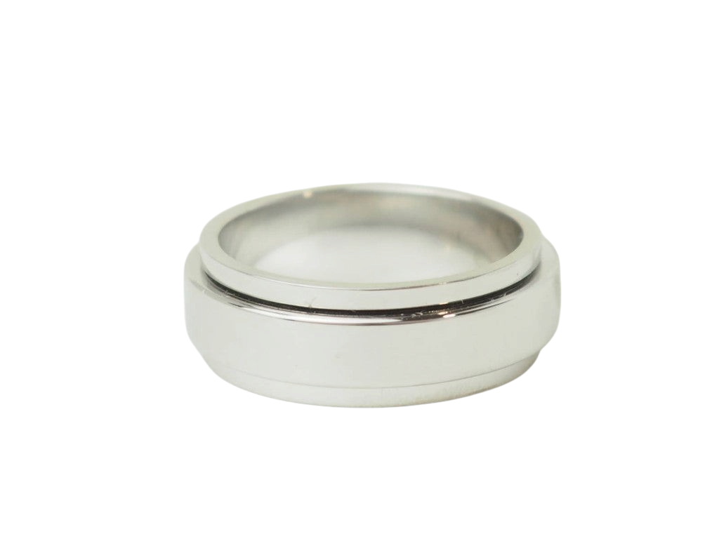 Bague L'Aurore Piaget Possession en or blanc 18 carats avec anneau rotatif iconique, design épuré et poli miroir.