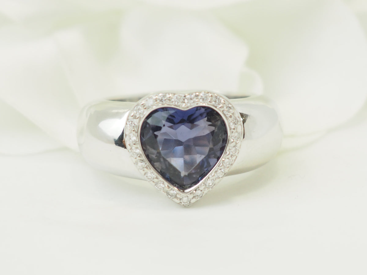 Bague L'Aurore Poiray en or blanc avec une tanzanite en forme de cœur entourée de diamants étincelants