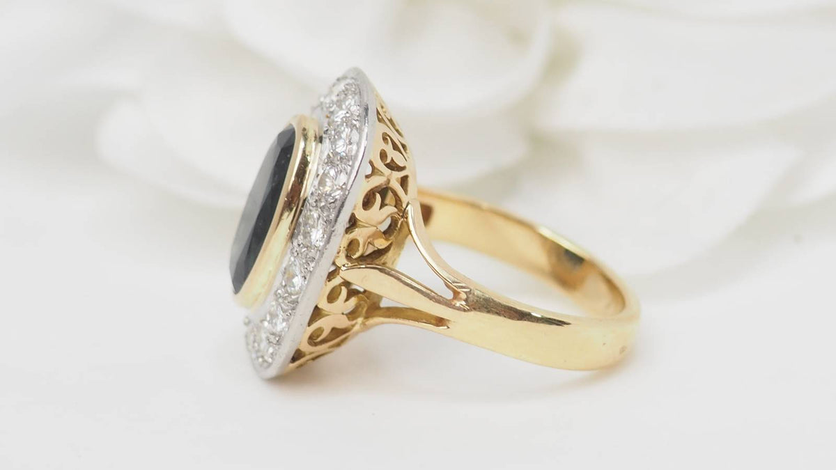 Bague pompadour L'Aurore en or jaune et platine avec saphir ovale et entourage de diamants, vue de profil