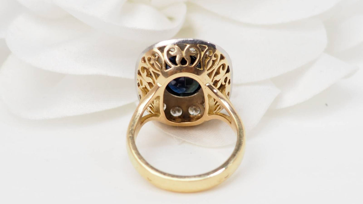 Vue arrière de la bague pompadour L'Aurore en or jaune et platine avec saphir et diamants