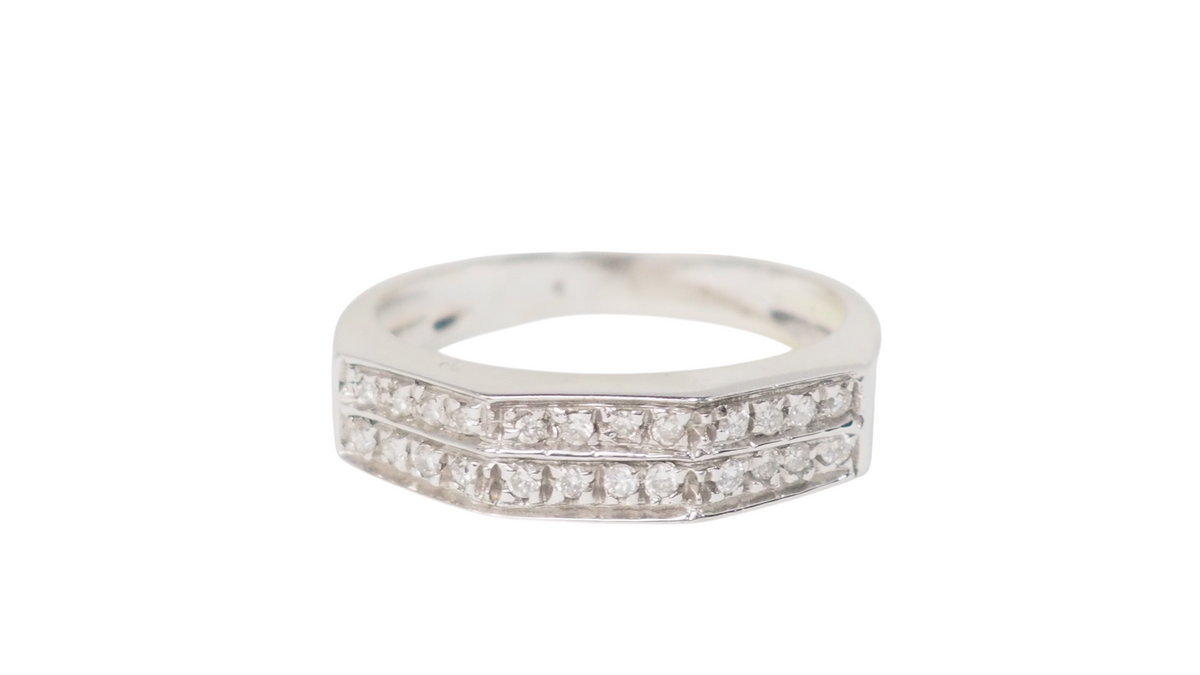 Bague ruban L'Aurore en or blanc 18kt avec deux rangées de diamants scintillants, design géométrique élégant.