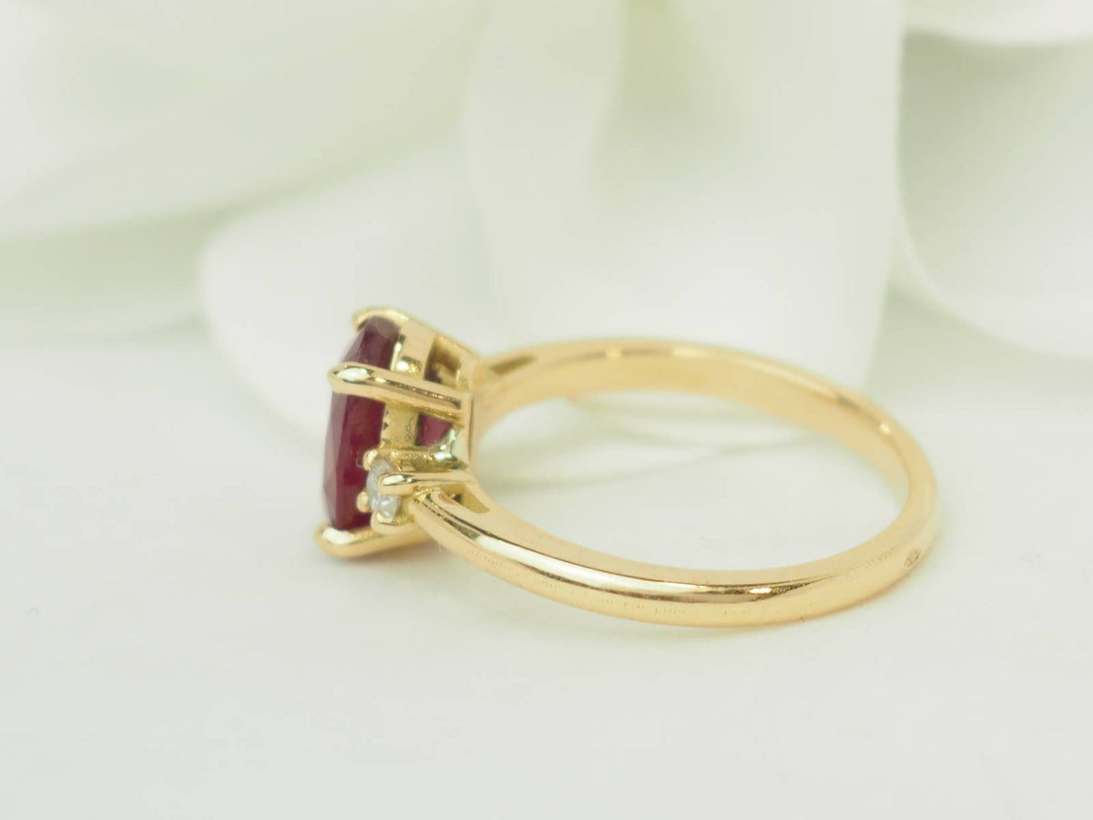 Bague L'Aurore en or jaune 18kt avec un rubis naturel de 2,59 carats et diamants taille brillant, vue de profil.