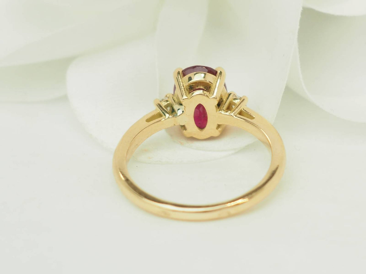 Bague L'Aurore en or jaune 18kt ornée d'un rubis naturel de 2,59 carats et de diamants taille brillant