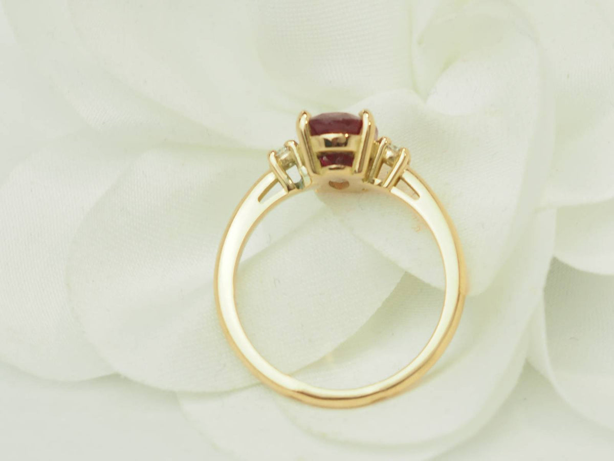 Bague L'Aurore en or jaune 18kt avec rubis naturel de 2,59 carats et diamants taille brillant, vue de dos