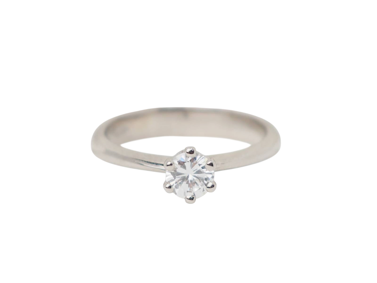 Bague solitaire L'Aurore en or blanc 18 carats avec un diamant taille brillant de 0,34 carat serti six griffes