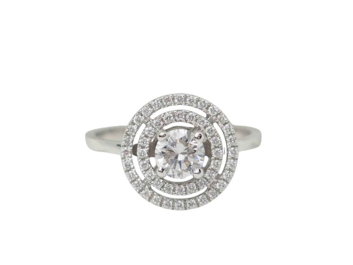 Bague solitaire L'Aurore en or blanc 18 carats avec diamant central de 0,46 ct et double halo de diamants pavés