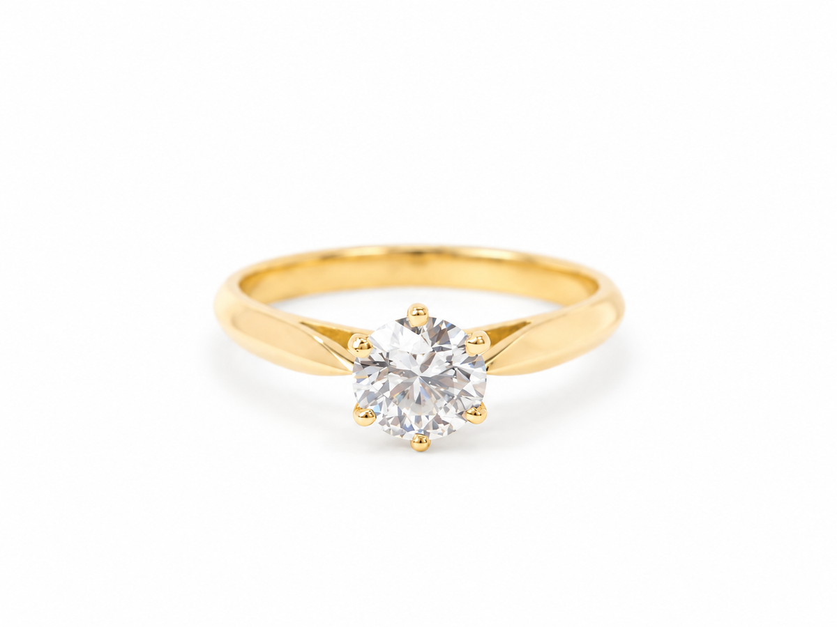 Bague solitaire L'Aurore en or jaune 18k avec diamant brillant de 0,74 carat serti 6 griffes