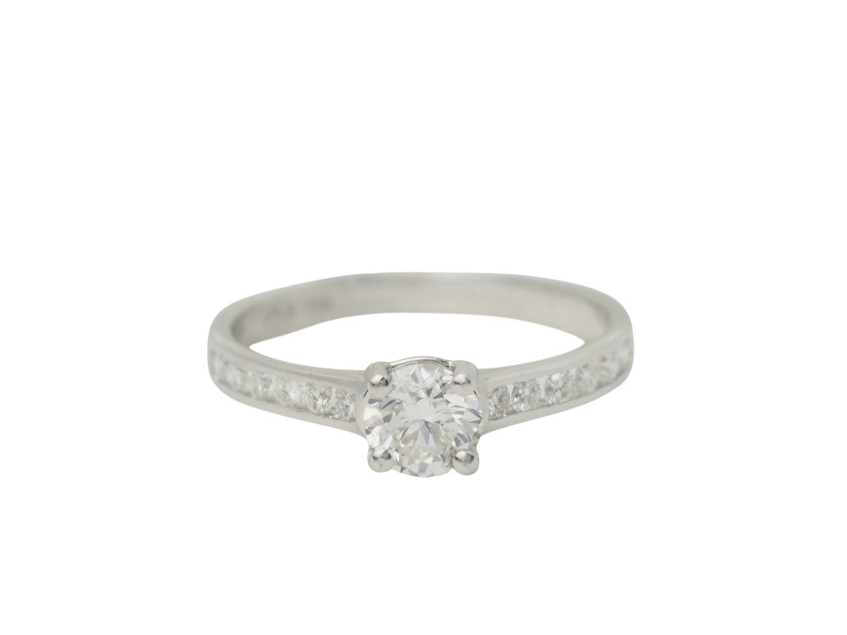 Bague solitaire L'Aurore en or blanc 18 carats avec diamant central de 0,48 carat et anneau pavé de diamants