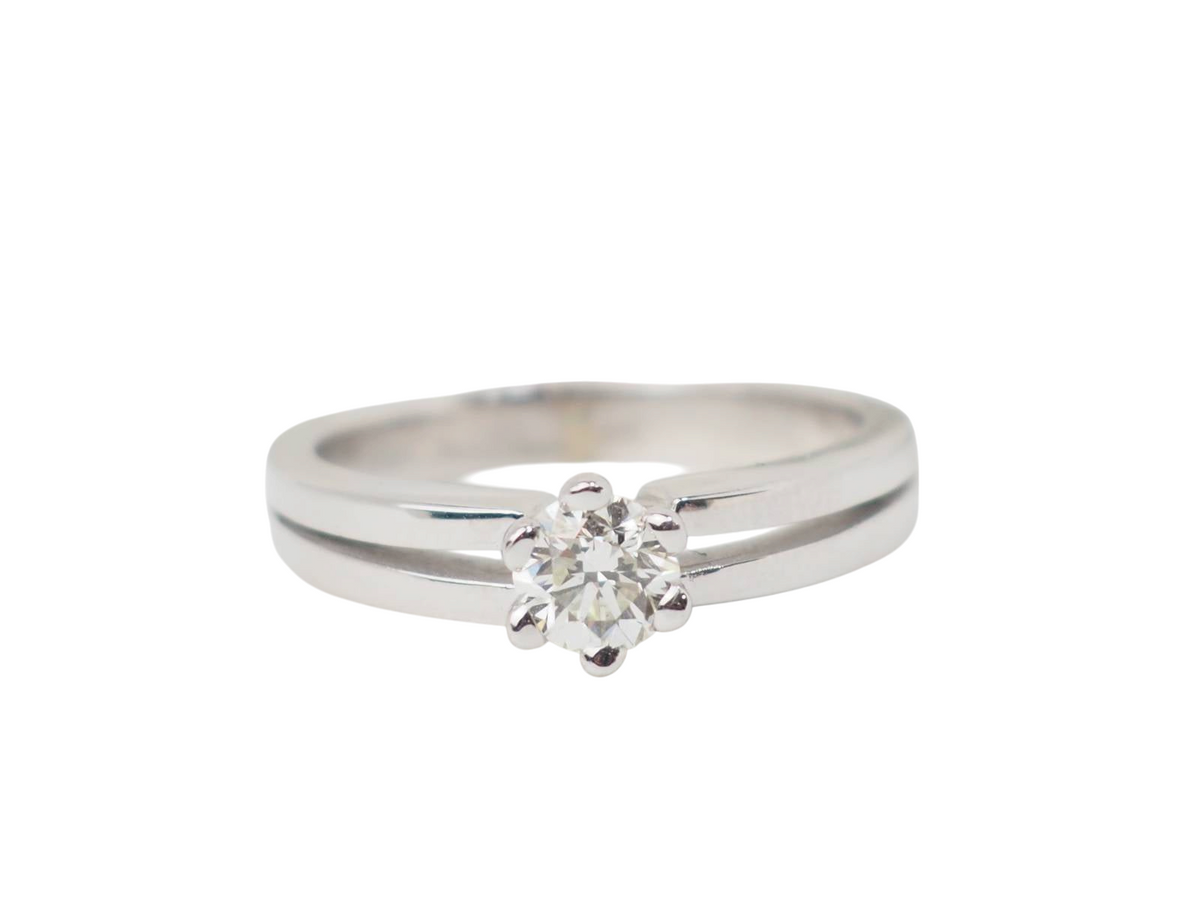 Bague solitaire L'Aurore en or blanc 18 carats avec un diamant taille brillant de 0,45 carat serti à six griffes