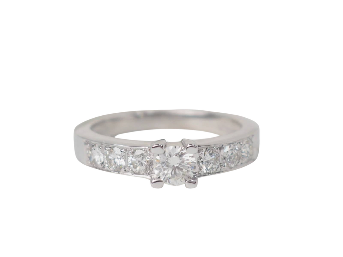 Bague solitaire L'Aurore en or blanc 18 carats avec diamant central de 0,28 ct et diamants latéraux sur l'anneau
