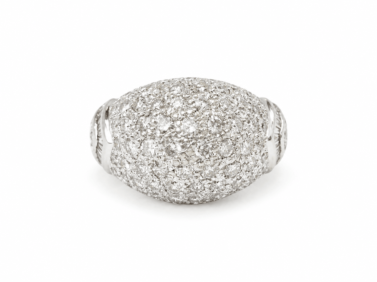 Bague vintage L'Aurore en or blanc 18 carats bombée avec pavage de diamants de 2,50 carats