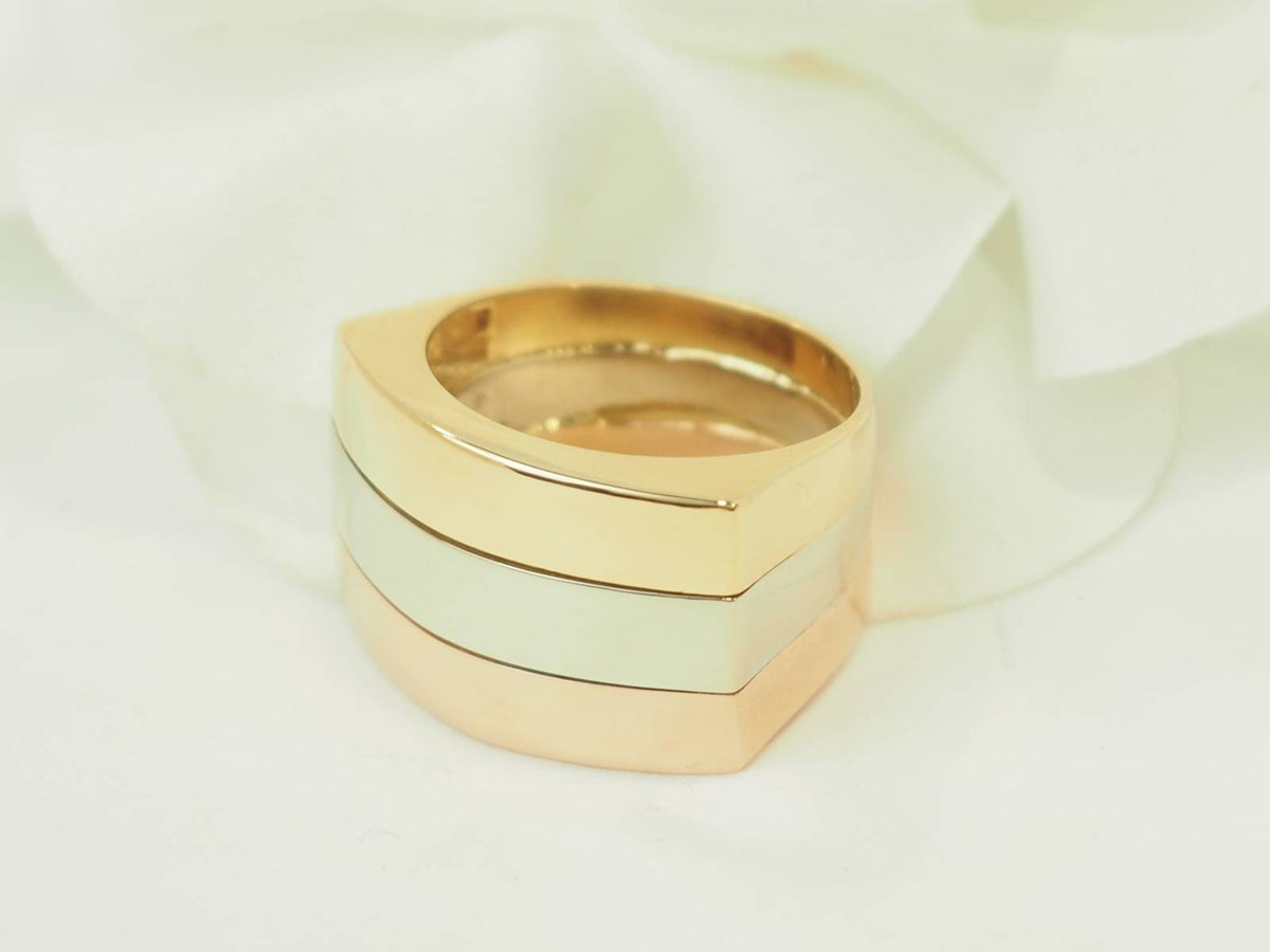 Bague vintage L'Aurore en or 18 carats composée de trois anneaux entrelacés en or jaune, blanc et rose