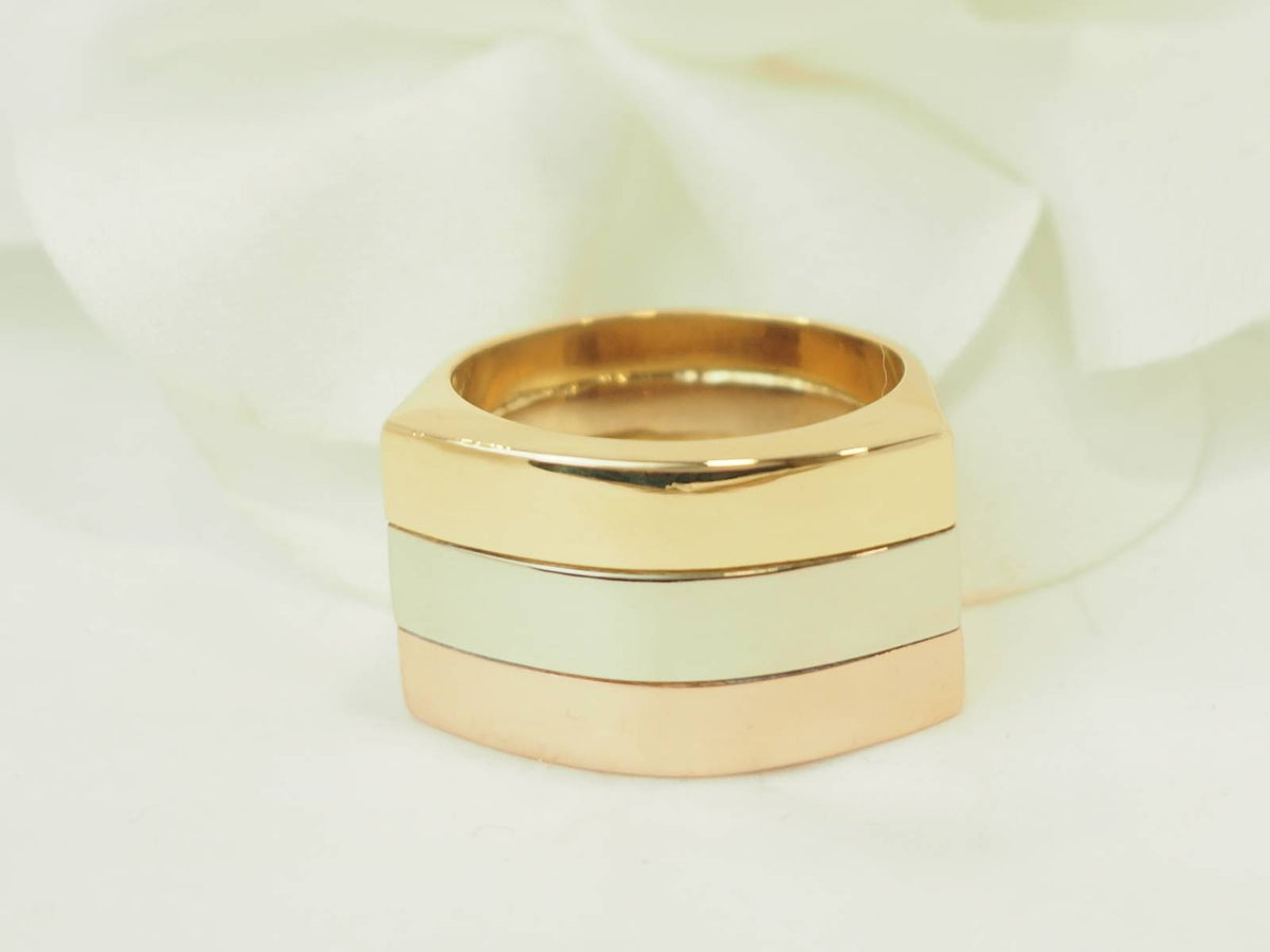 Bague vintage L'Aurore en or 18 carats composée de trois anneaux entrelacés en or jaune, blanc et rose