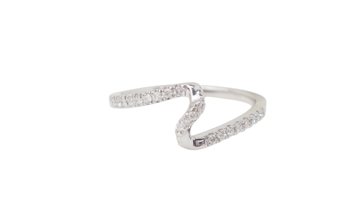 Bague L'Aurore Zig Zag en or blanc 18 carats sertie de diamants taille brillant sur un fond blanc épuré