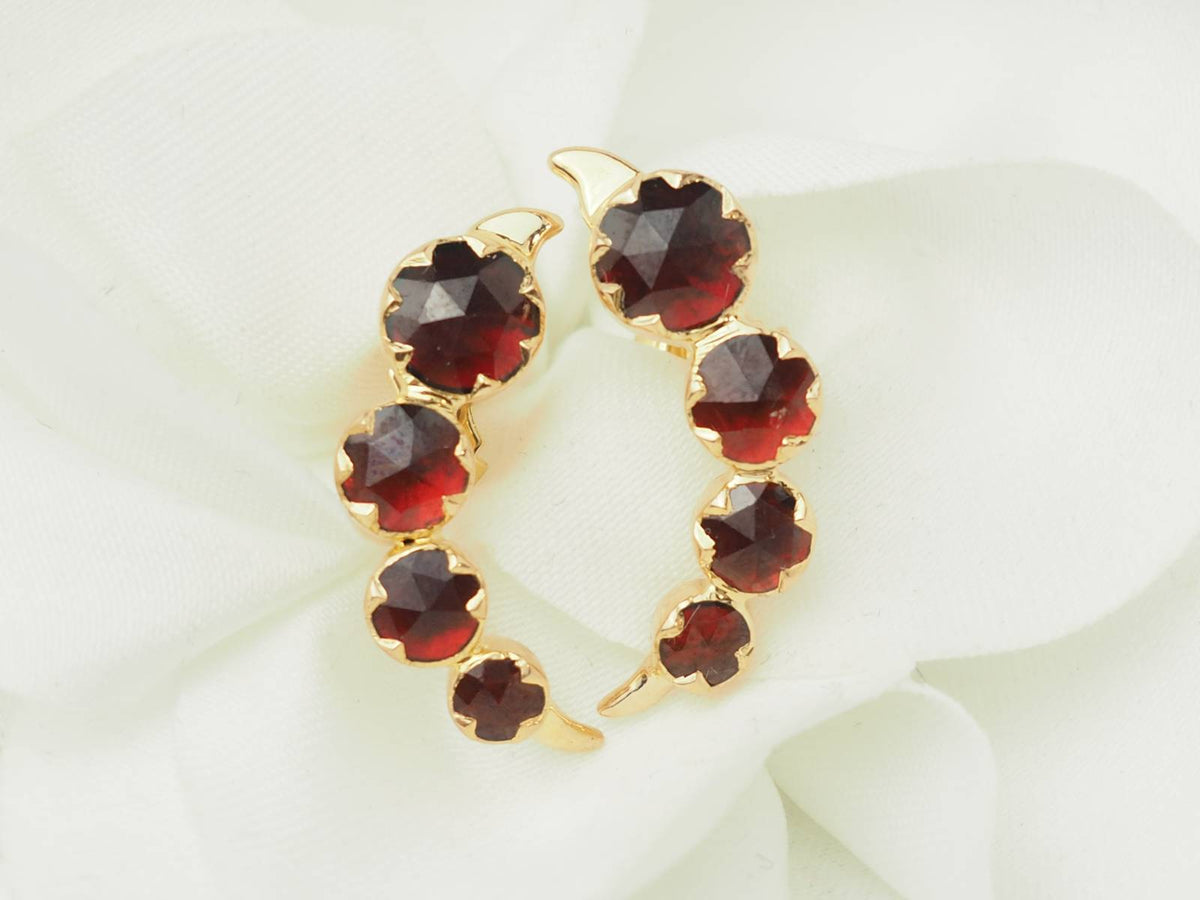 Boucles d'oreilles vintage L'Aurore en or jaune 18 carats ornées de grenats de Perpignan facettés