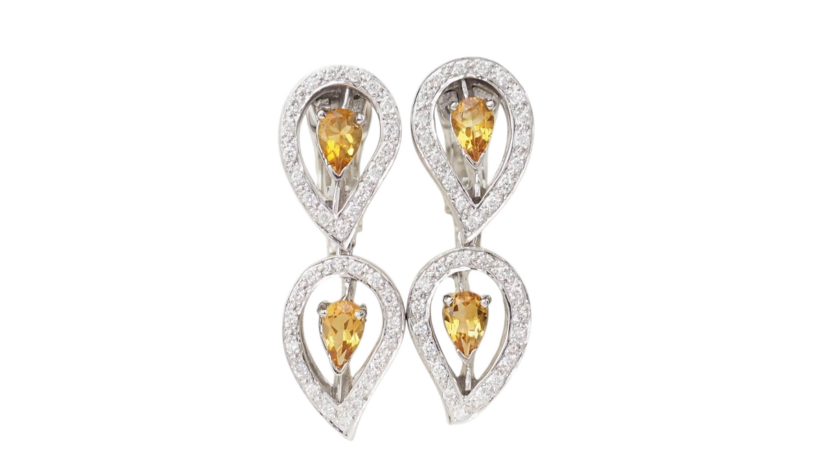 Boucles d'oreilles pendantes L'Aurore en or blanc 18k, serties de citrines taille poire et de diamants brillants.